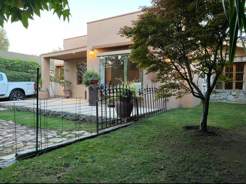 Hermosa casa sólida con piscina en Los Romeros