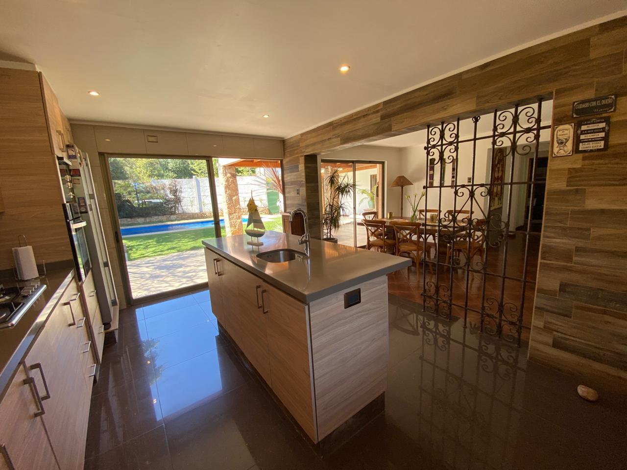 Hermosa casa sólida con piscina en Los Romeros