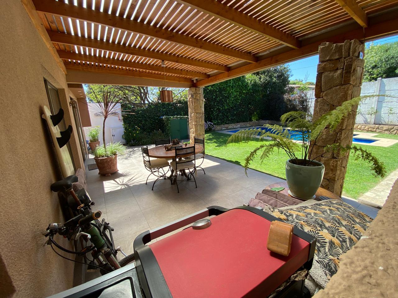 Hermosa casa sólida con piscina en Los Romeros