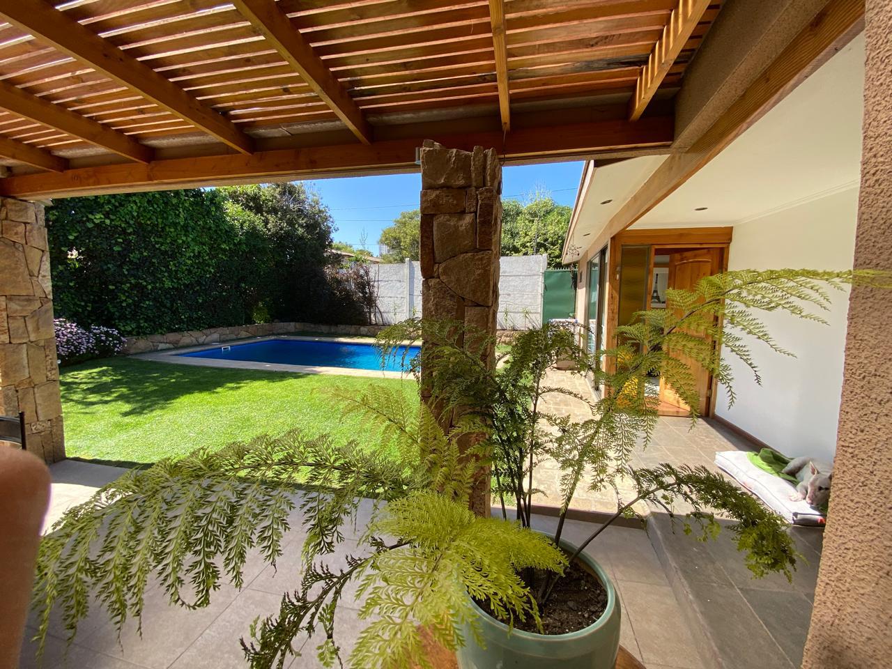 Hermosa casa sólida con piscina en Los Romeros