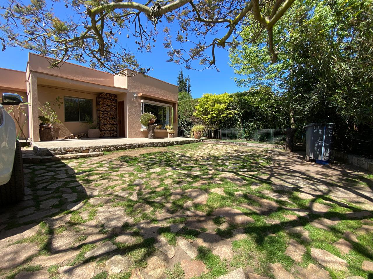 Hermosa casa sólida con piscina en Los Romeros