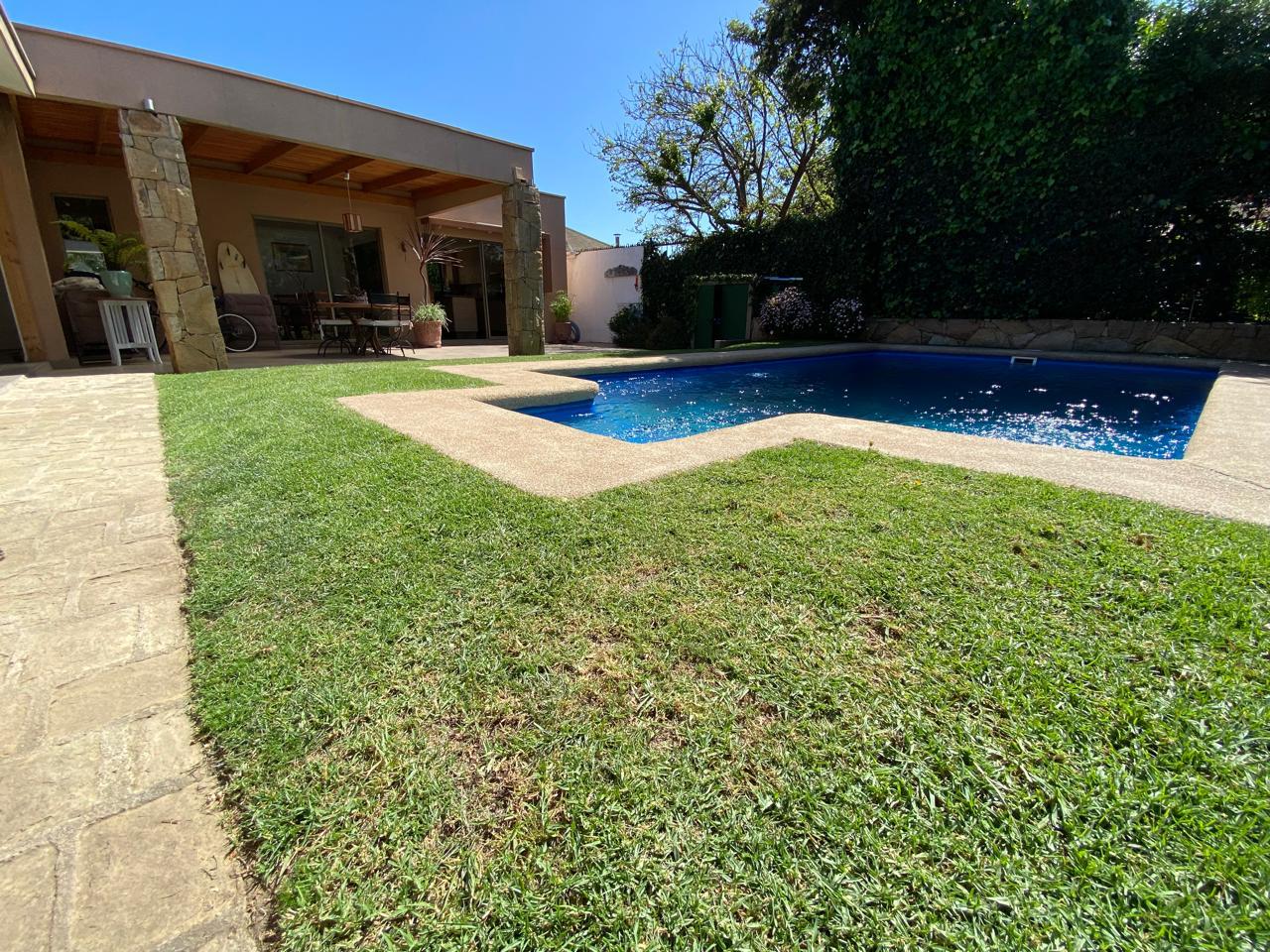 Hermosa casa sólida con piscina en Los Romeros