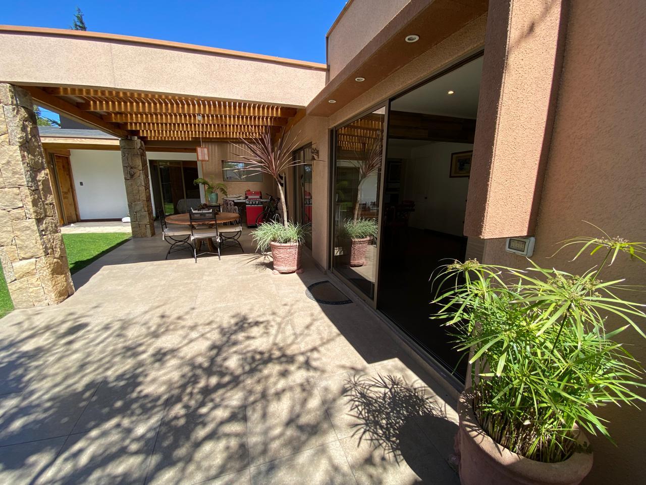 Hermosa casa sólida con piscina en Los Romeros