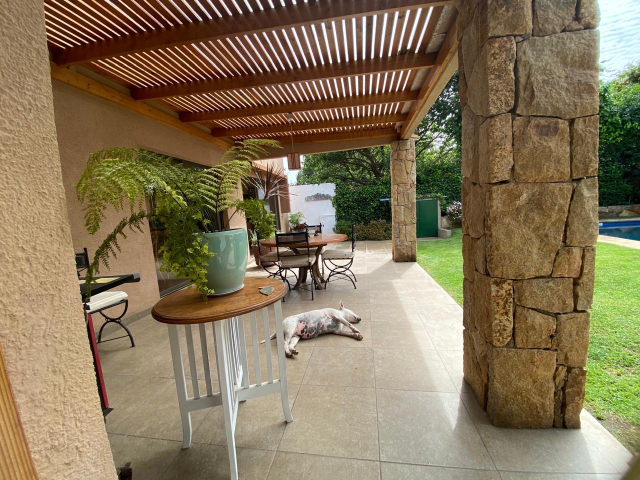 Hermosa casa sólida con piscina en Los Romeros
