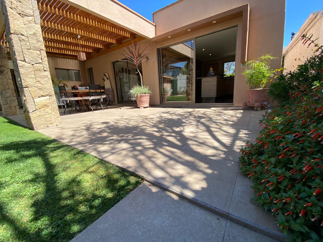Hermosa casa sólida con piscina en Los Romeros