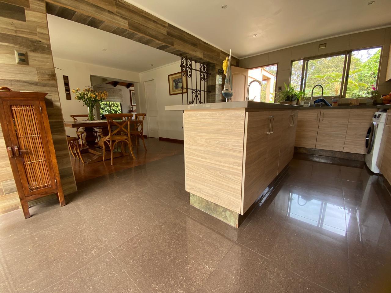 Hermosa casa sólida con piscina en Los Romeros
