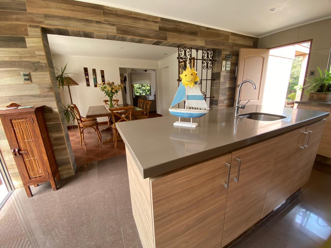 Hermosa casa sólida con piscina en Los Romeros