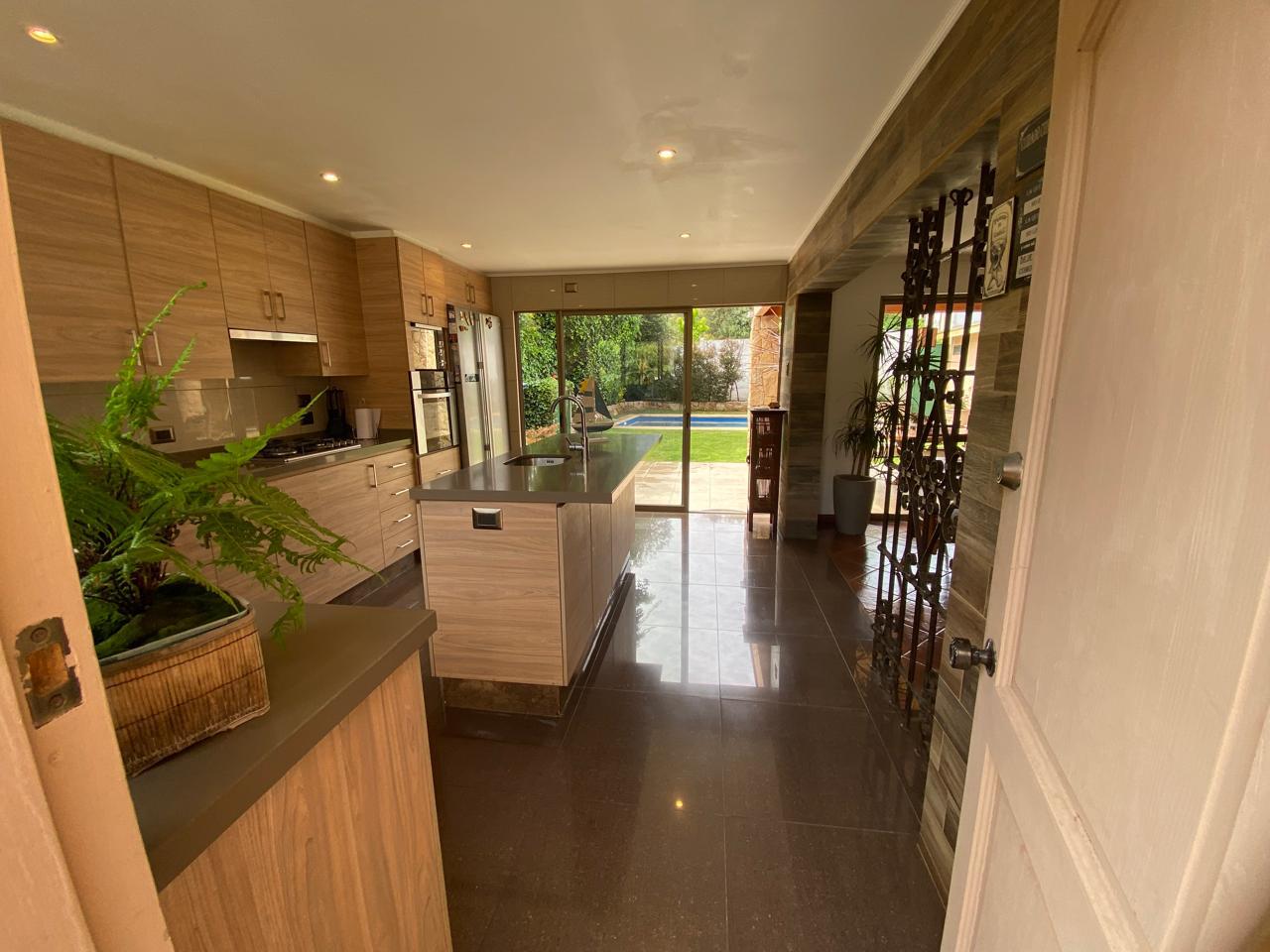 Hermosa casa sólida con piscina en Los Romeros