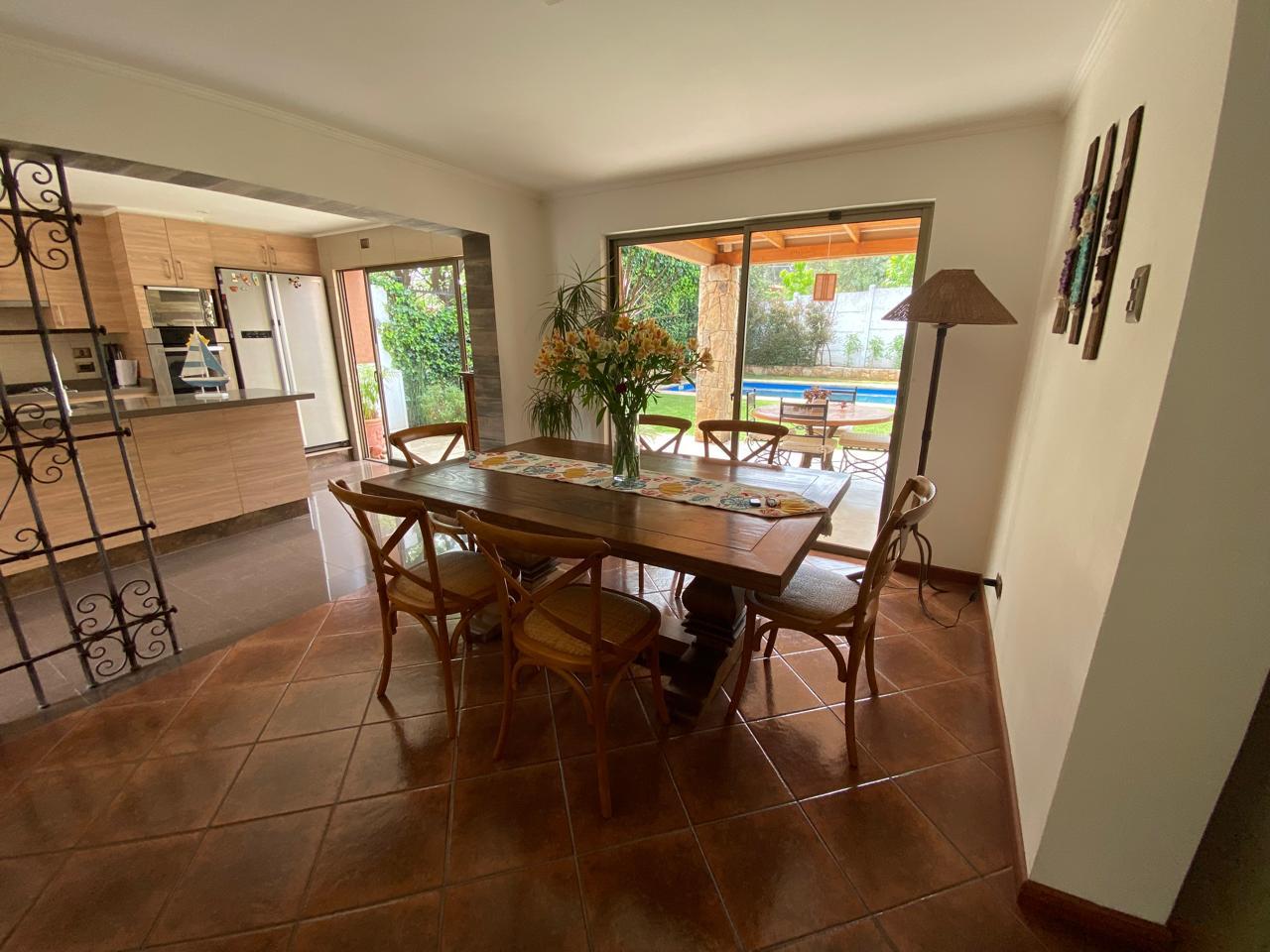 Hermosa casa sólida con piscina en Los Romeros