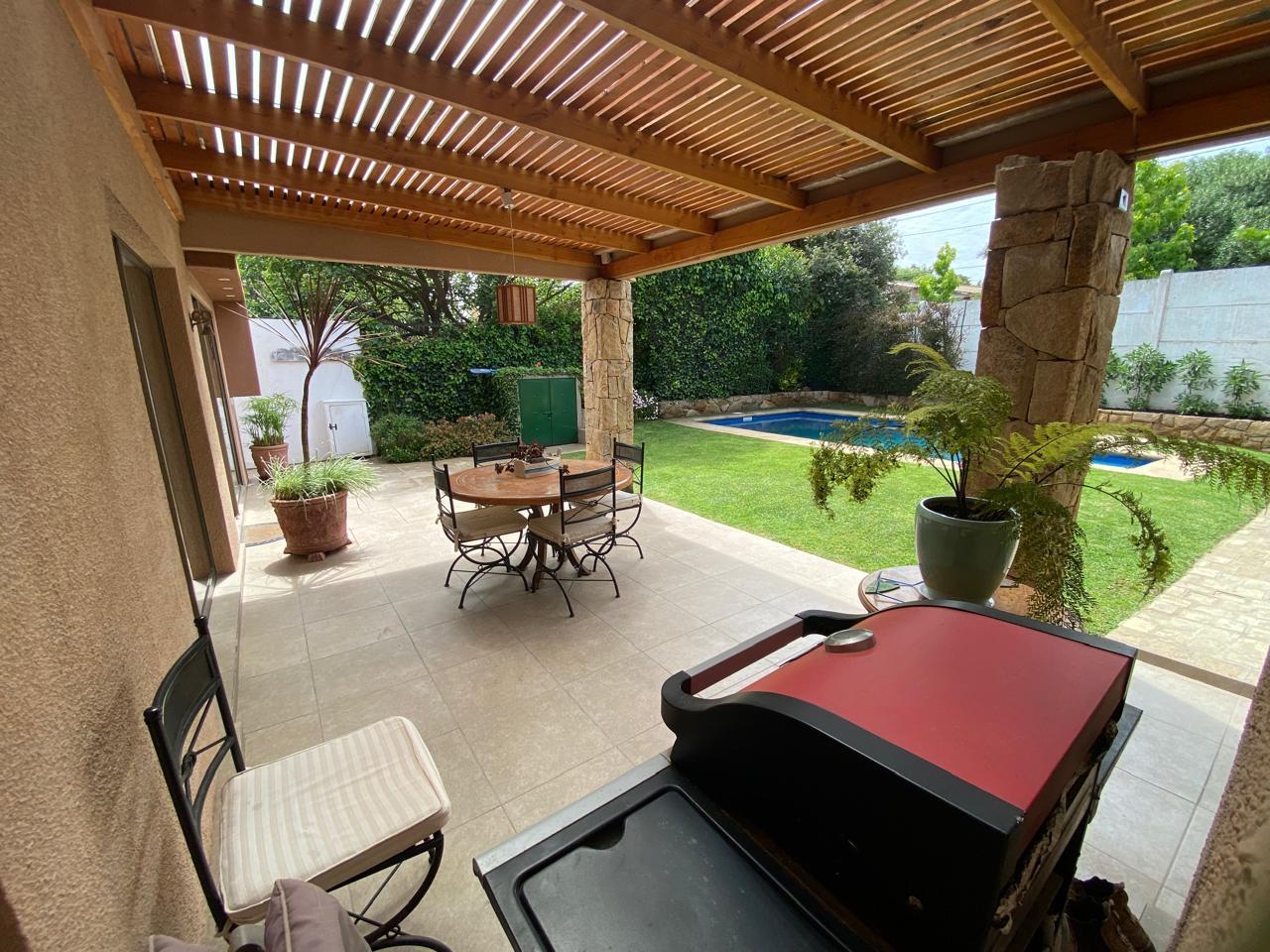 Hermosa casa sólida con piscina en Los Romeros