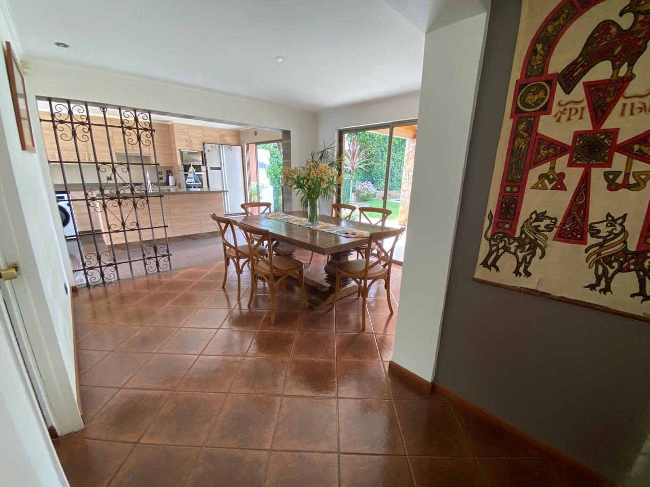 Hermosa casa sólida con piscina en Los Romeros